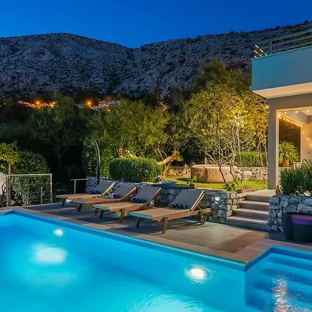 Up With Panoramic Views Of Picturesque Landscape And Sea Villa *